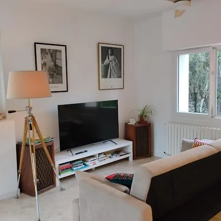 A L'etage D'une Maison A La Campagne